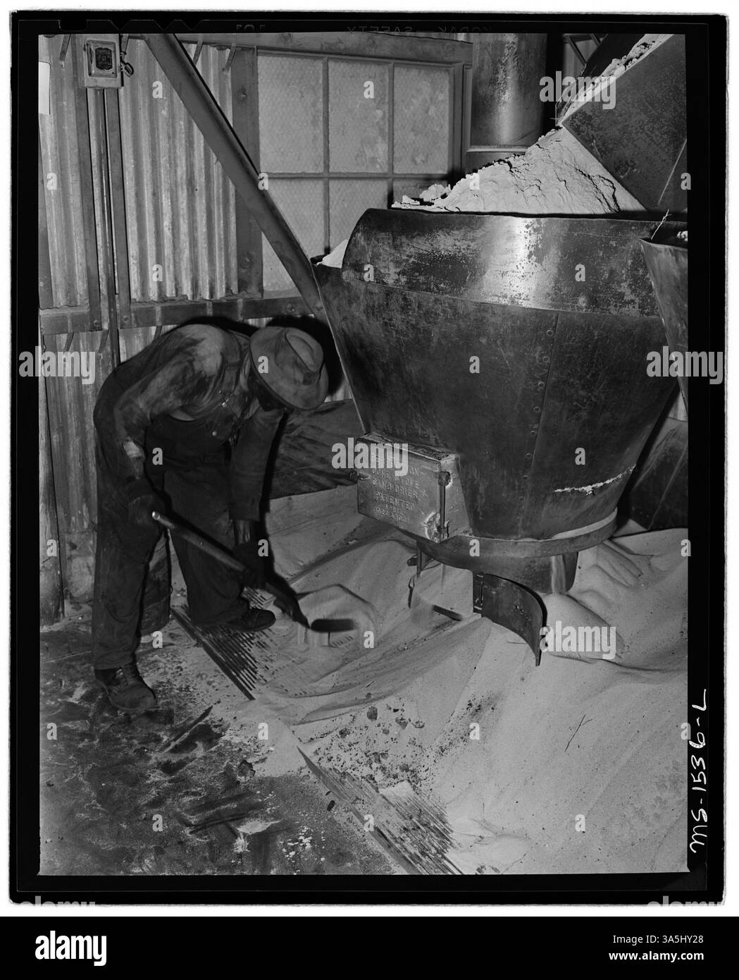 L'impianto di essiccazione della sabbia presso le miniere Gary della U.S. Coal and Coke Company nella contea di McDowell, West Virginia, utilizzato per la lavorazione della sabbia, un materiale cruciale nelle operazioni minerarie. Catturato nel 1946, l'impianto mette in evidenza le infrastrutture industriali che supportano l'estrazione del carbone. Foto Stock