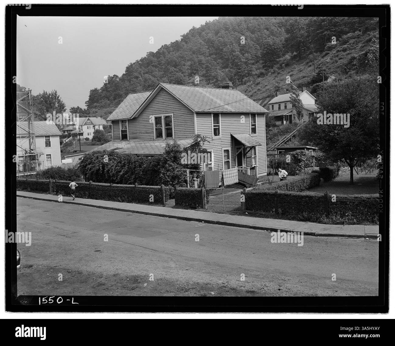 Una casa vicino alla miniera Filbert nell'area di Gary Mines mostra segni di lavori di manutenzione e riparazione, che sono stati eseguiti sia dall'azienda che dai dipendenti degli inquilini. Ciò riflette la manutenzione degli alloggi forniti ai minatori. Archivi nazionali al College Park - Still Pictures. Foto Stock