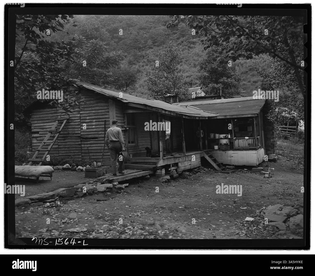 Il dottor R.V. Tokar, il medico della compagnia, visita una casa privata su un terreno aziendale affittato per 99 anni a Gary, McDowell County, West Virginia. La casa fa parte del progetto immobiliare della U.S. Coal and Coke Company. L'immagine è conservata negli Archivi nazionali. Foto Stock