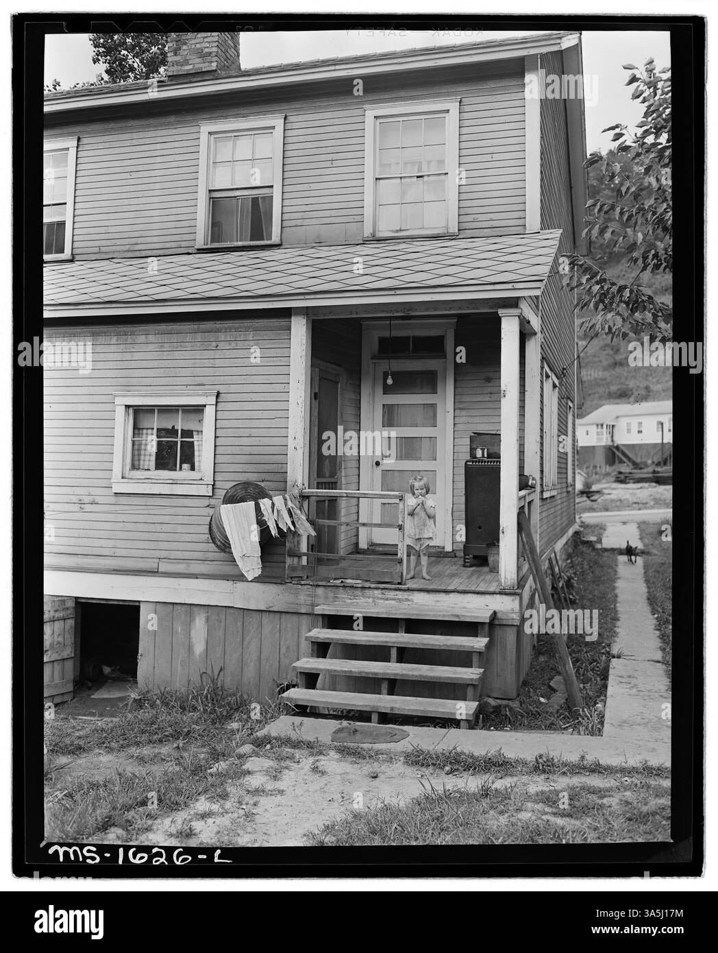 Il portico posteriore della casa di E. R. Kunz a Gary, McDowell County, West Virginia, associato alla miniera Gary Mines della U.S. Coal and Coke Company, mostra segni di riparazioni interne necessarie. Foto Stock