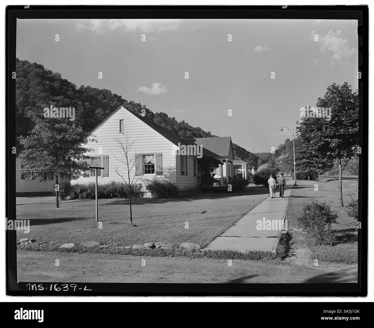 L'azienda che ospita minatori presso la Koppers Coal Division, situata a Kopperston, West Virginia. Questa immagine cattura l'area residenziale di fronte alla strada principale, mostrando le condizioni di vita dei minatori durante la metà del XX secolo. Foto Stock