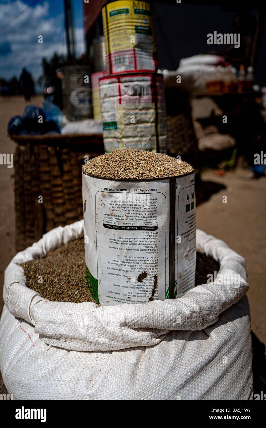 Miglio in vendita in lattina riciclata al mercato all'aperto – Tete, Mozambico Foto Stock