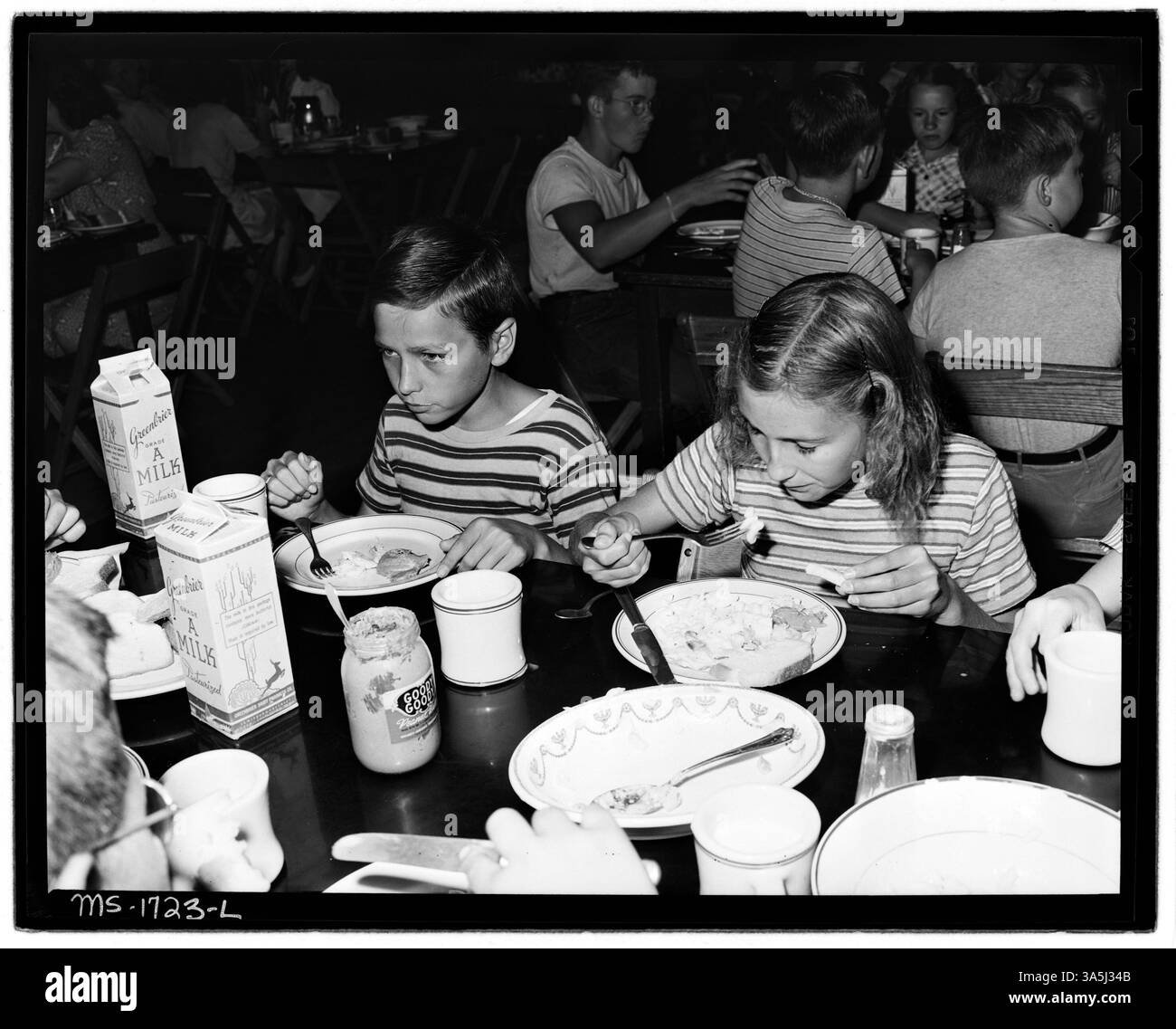 Un pasto di mezzogiorno al Camp Thomas E. Lightfoot di Hinton, Summers County, West Virginia, servito ai bambini dei minatori. Il pasto comprende maccheroni, formaggio, insalata, burro di arachidi, pane, biscotti e latte. Foto Stock