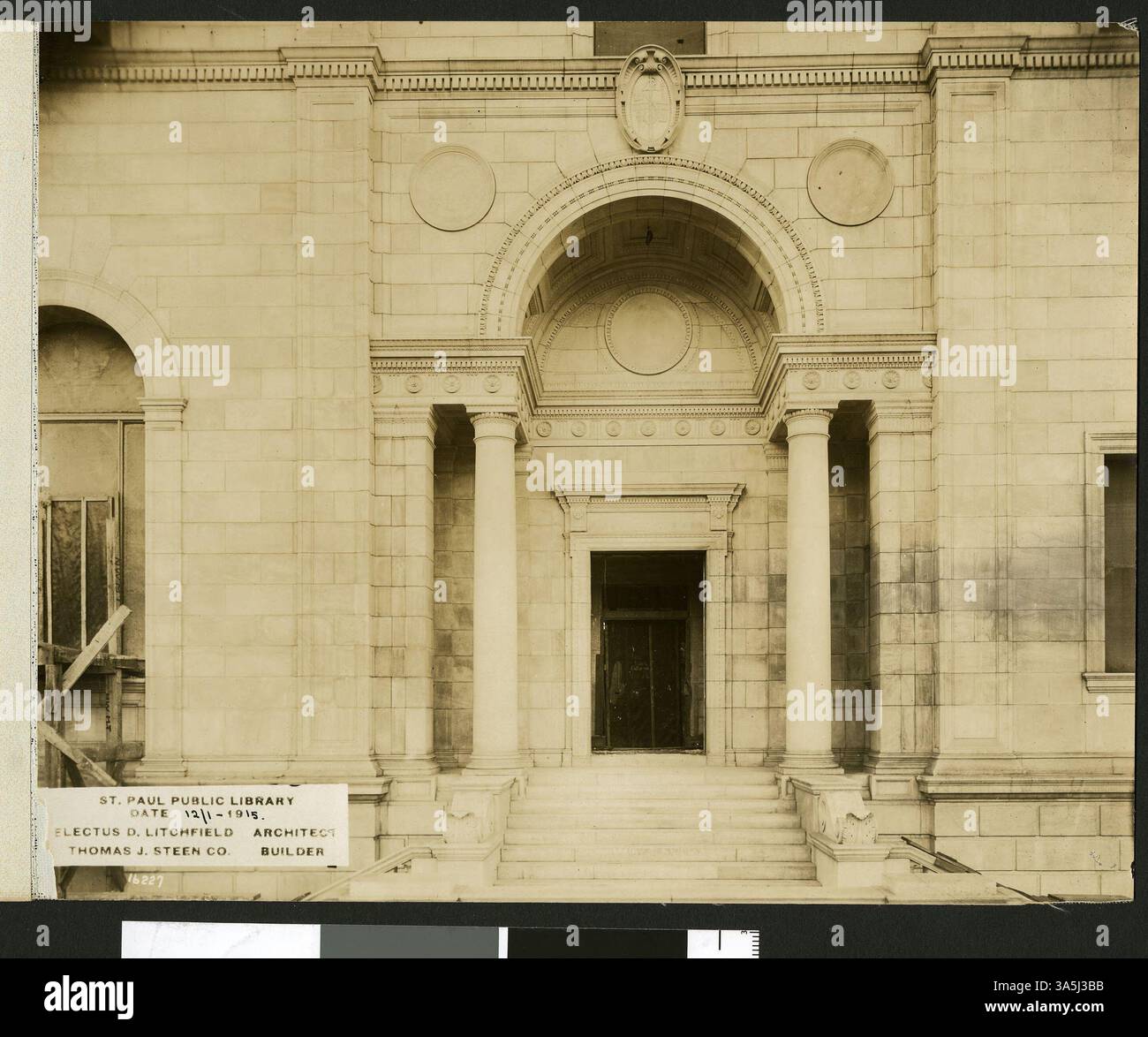 La fotografia mostra l'ingresso alla Biblioteca centrale della Biblioteca pubblica di San Paolo, vista dalla scalinata sul lato della 4a strada. Il motivo ovale decorativo presenta lo stemma della biblioteca, un disegno ripetuto in tutto l'edificio. Foto Stock