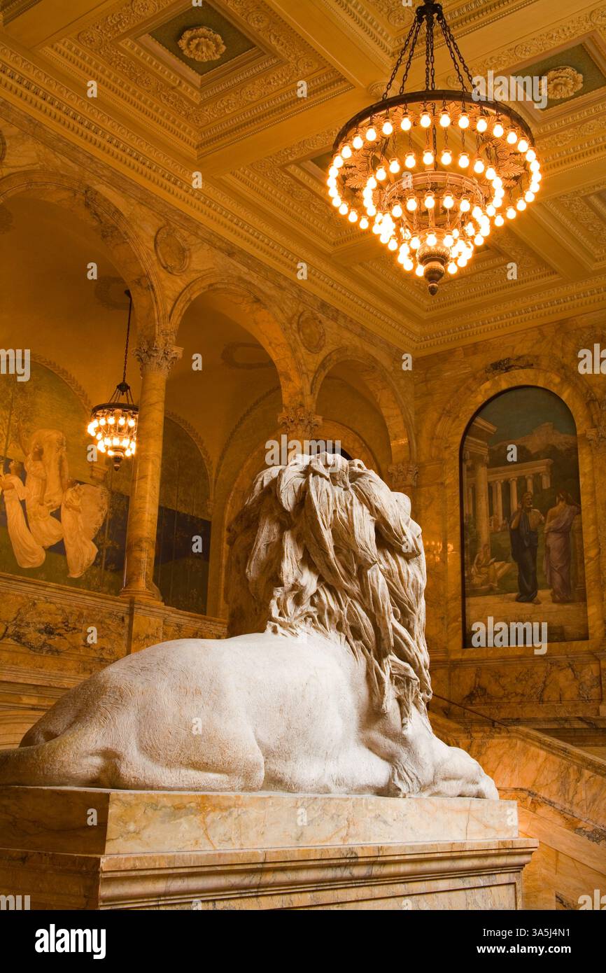 Statua del Leone, Boston Public Library, Copley Square, Boston, Massachusetts, STATI UNITI Foto Stock
