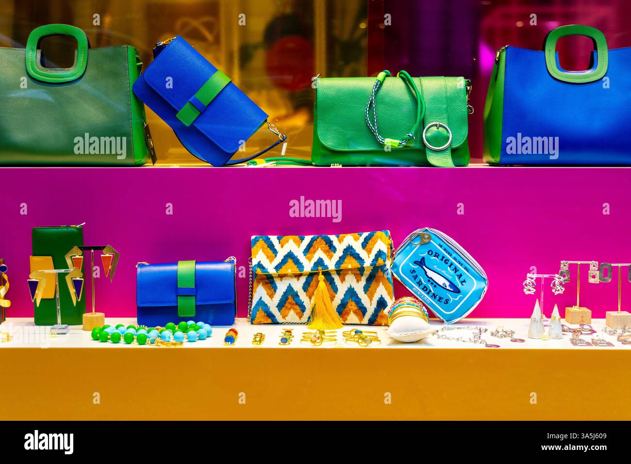 Borse colorate presso la boutique Figus Designer, via Cesare correnti, Milano, Italia Foto Stock