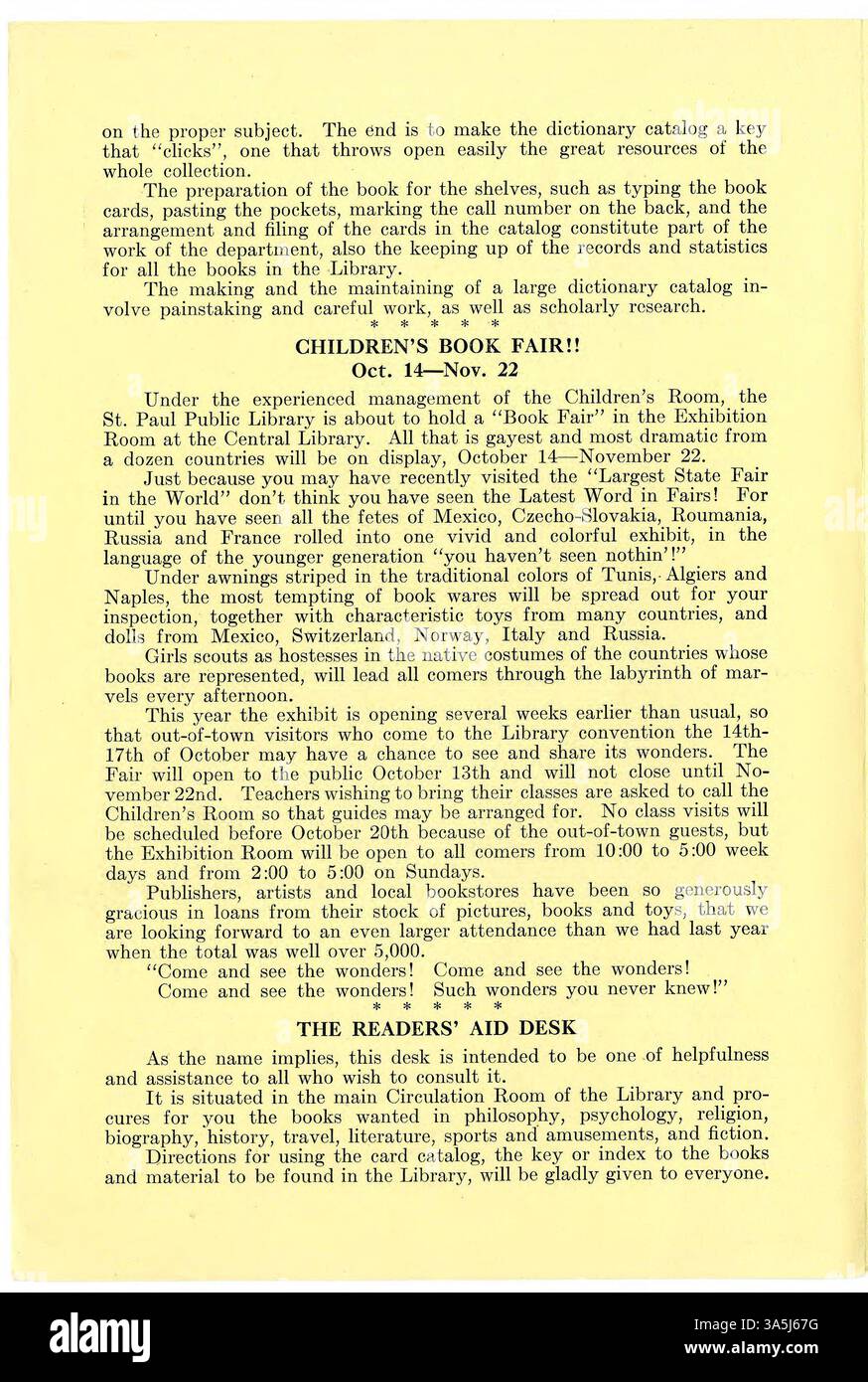 Questo numero di ottobre 1930 di The Library Beacon presenta la Busy Catalog Room, dove sono state create migliaia di schede di catalogo, e la Children's Book Fair, che espone libri provenienti da vari paesi. Si discute anche del Readers’ Aid Desk e del file utile, un file di carte con argomenti e titoli. Foto Stock