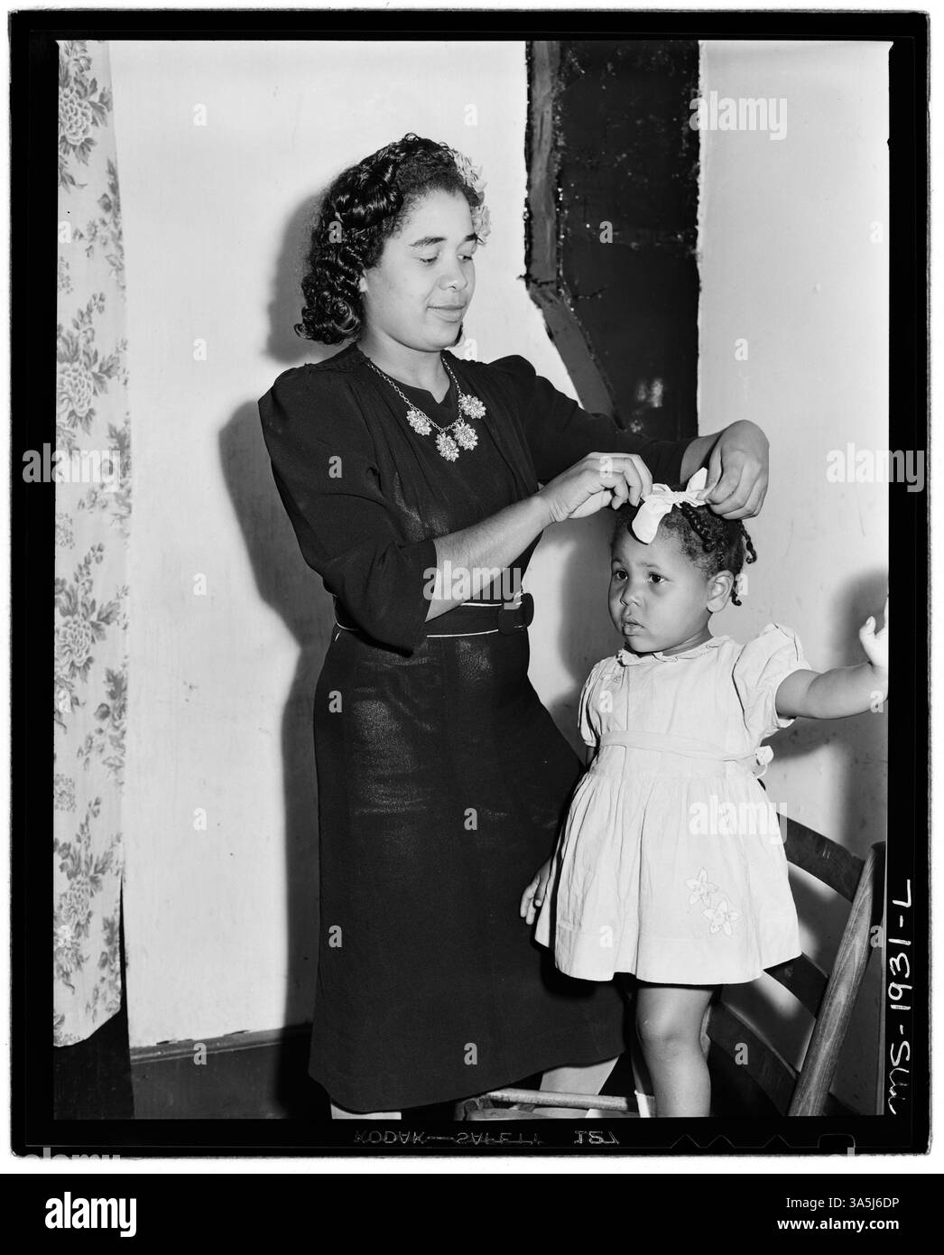 Figlio di un minatore della miniera Douglas della Panther Red Ash Coal Corporation nella contea di McDowell, West Virginia. L'immagine nota che la donna con il bambino probabilmente non è la madre del bambino. La fotografia è archiviata negli Archivi nazionali. Foto Stock
