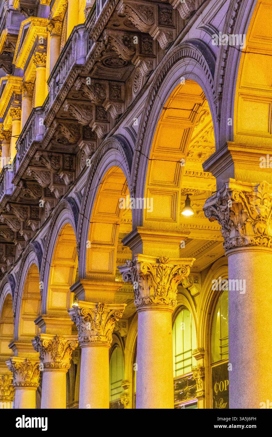 Colonnato illuminato del palazzo dei Portici meridionali del XIX secolo di fronte a Piazza del Duomo, Milano, Italia Foto Stock