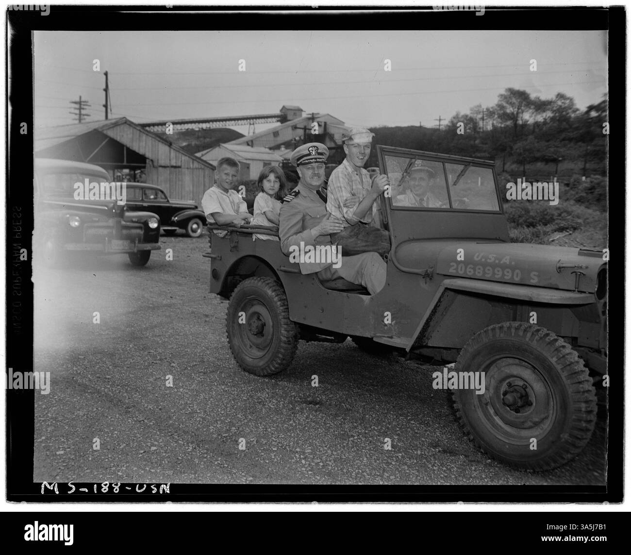 Comandante Geo. E. Slocum, visto in una jeep della Marina con i figli dei minatori alla miniera Westland Mine della Pittsburgh Coal Company a Westland, Pennsylvania, simboleggia le relazioni militari e delle comunità minerarie. Foto Stock