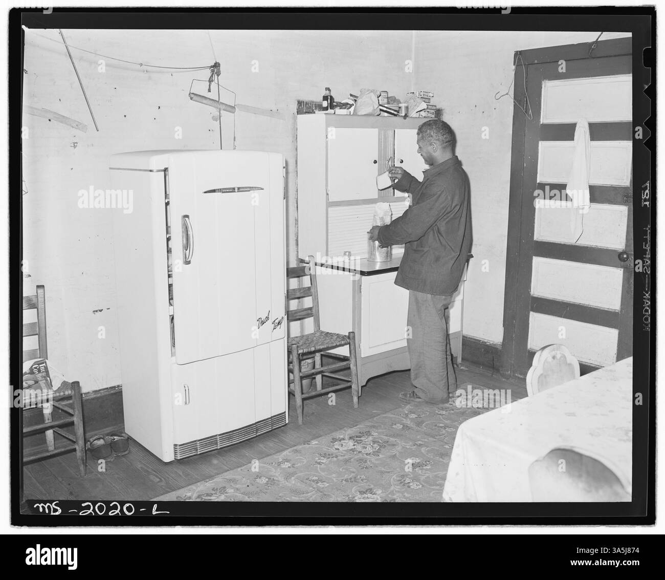 Robert Harold, un minatore di Bradshaw, West Virginia, si trova nella sua cucina. Lui e sua moglie hanno mantenuto la loro casa di quattro stanze per 16 anni, pagando affitti e spese di utenza, e eseguendo le riparazioni da soli. Foto Stock