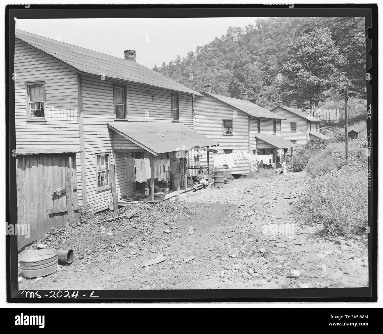 Tipiche case a otto stanze e due famiglie presso la miniera Bradshaw della Southern Coal Corporation nella contea di McDowell, West Virginia. L'affitto per ogni metà della casa è da $10 a $11, con costi aggiuntivi per acqua ed elettricità. Archivi nazionali. Foto Stock