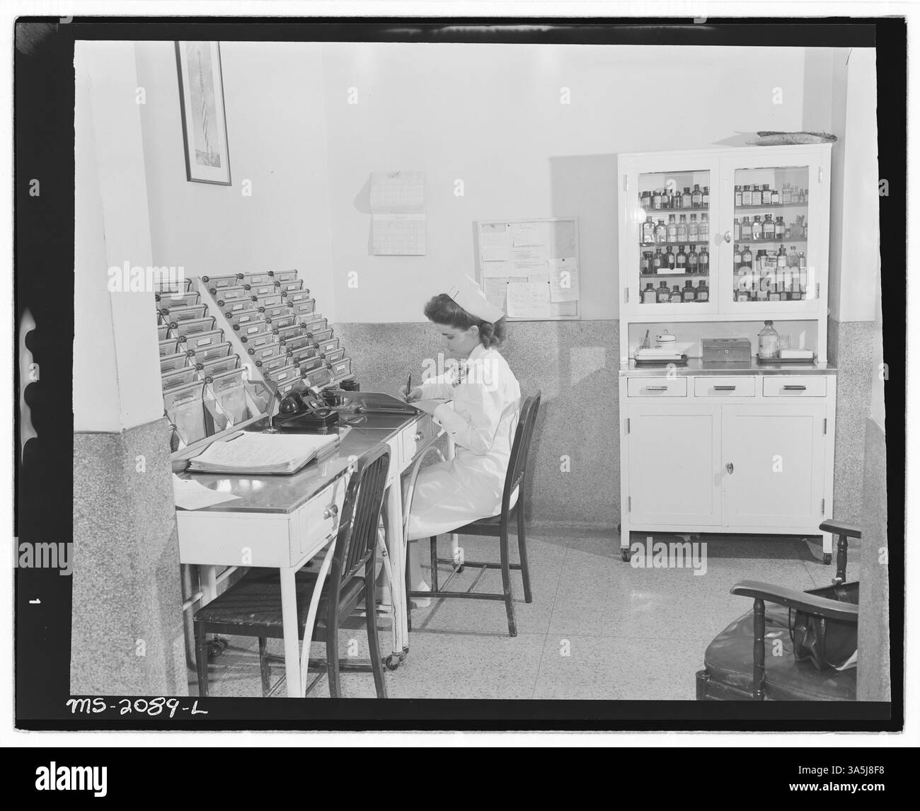 Questa immagine raffigura un infermiere presso il banco cartografico del Clinch Valley Clinic Hospital, che fornisce informazioni sulle pratiche mediche e le impostazioni ospedaliere a Richlands, Virginia. Foto Stock