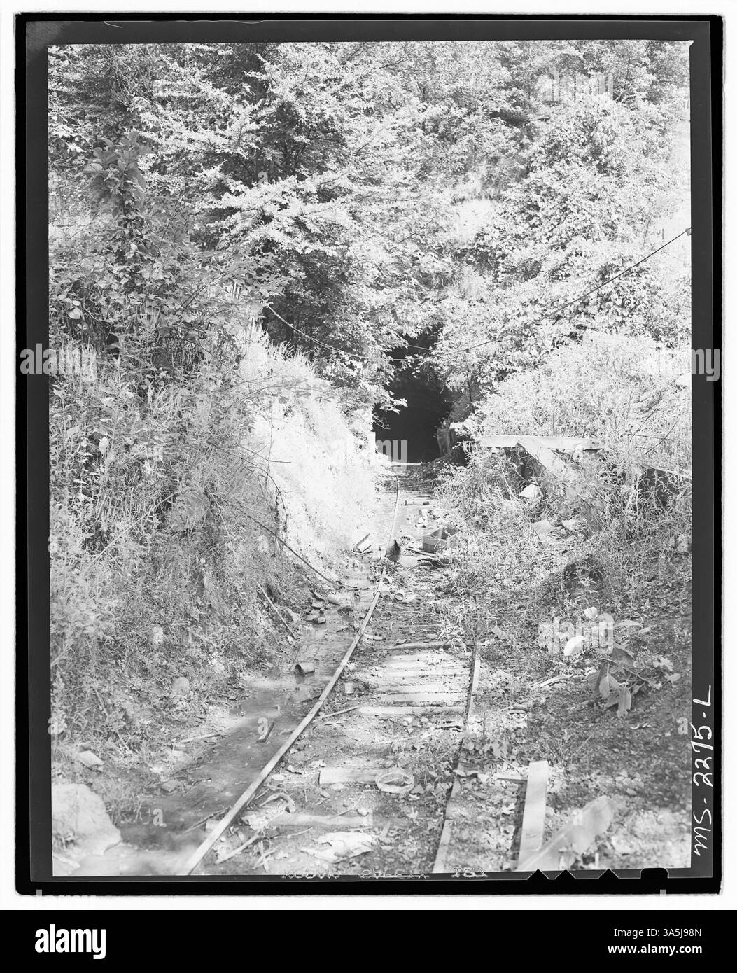 La miniera di Belva nella contea di Bell, Kentucky, abbandonata dopo un'esplosione nel dicembre 1945, mostra l'ingresso sigillato dove si è verificata l'esplosione, segnando un significativo incidente minerario nell'area. Foto Stock