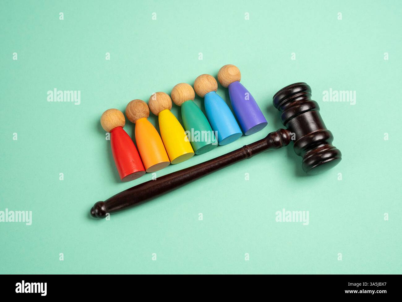 Figure di persone della comunità LGBT e il martello del giudice. Diritti e libertà, regole e libertà. Qualità, equità e accettazione sociale in Foto Stock