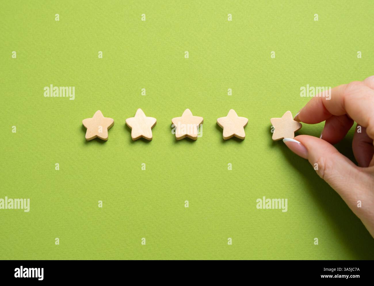 Cinque stelle. Soddisfazione del cliente. Eccellenza, feedback positivo. Qualità superiore, servizio eccezionale, prestazioni eccezionali. Foto Stock