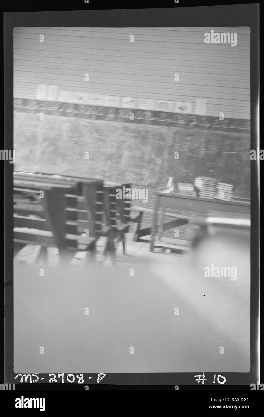 Un'aula vuota fotografata nel 1946, probabilmente raffigurante l'ambiente educativo dell'epoca. Foto Stock