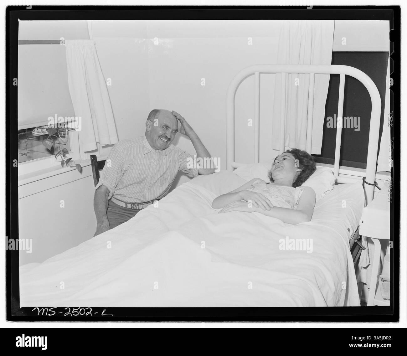 Joe HARM, il custode da tempo dell'ospedale della Black Mountain Corp.'s Mines 30-31 a Kenvir, Kentucky, parla con Cleo Marcle, un paziente che si sta riprendendo da un intervento chirurgico. Foto Stock