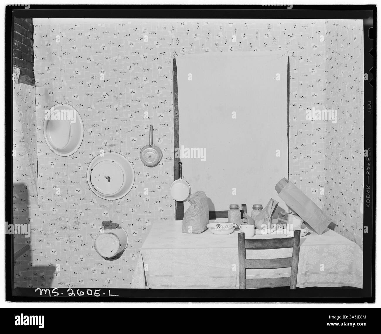 Il tavolo da pranzo della famiglia Sergent nella cucina della miniera Clover Gap Mine della P.V. & K Coal Company nella contea di Harlan, Kentucky, riflette la vita domestica dei minatori di carbone e delle loro famiglie nella regione. Foto Stock