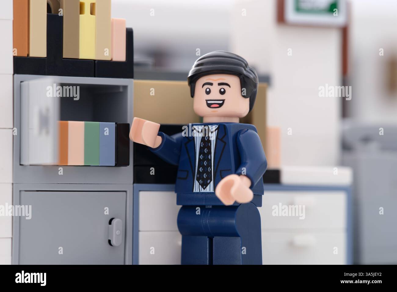 Tambov, Federazione Russa - 19 marzo 2025 Un uomo d'affari LEGO felice che riceve cartelle con documenti da un armadietto. Primo piano. Foto Stock