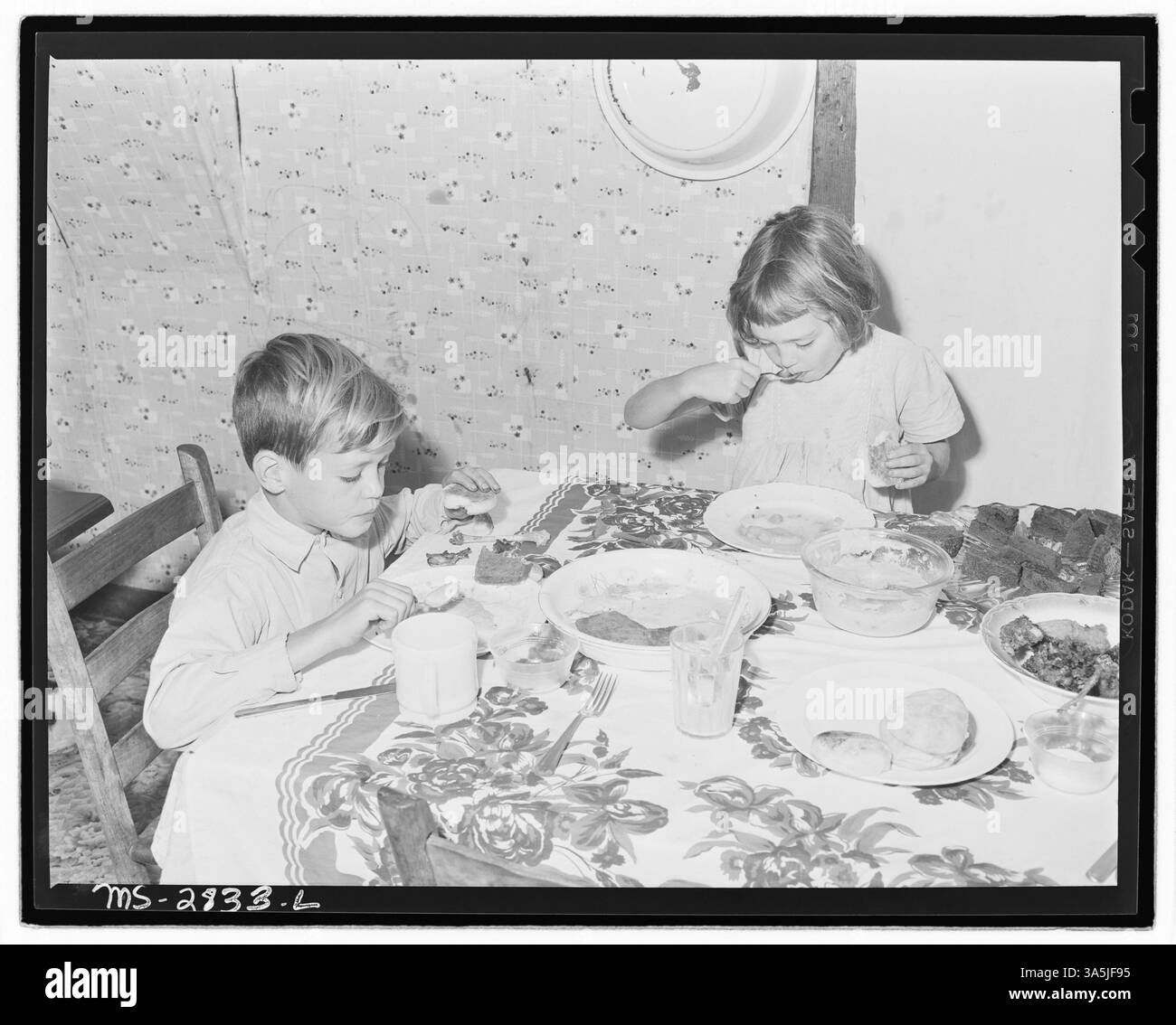Donald e Wanda Lee Sergent, figli di un caricatore di carbone, sono visti fare colazione nella loro casa vicino a Clover Gap Mine, Lejunior, Harlan County, Kentucky, gestita dalla P V & K Coal Company. Foto Stock