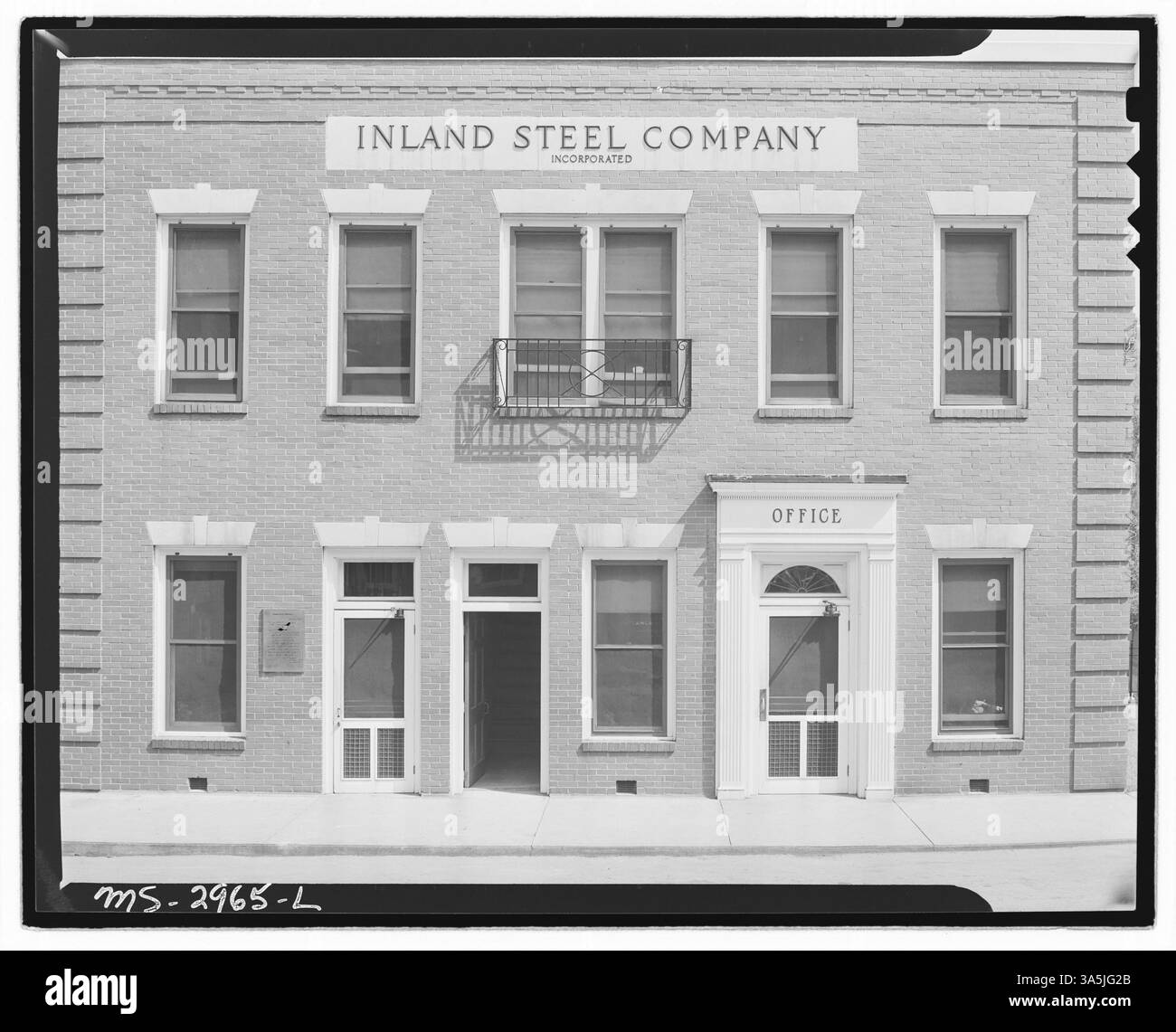 La vista frontale dell'edificio principale degli uffici presso le Wheelwright Mines della Inland Steel Company nella contea di Floyd, Kentucky, mette in evidenza le attività amministrative della società all'interno di questa comunità mineraria del carbone. Foto Stock