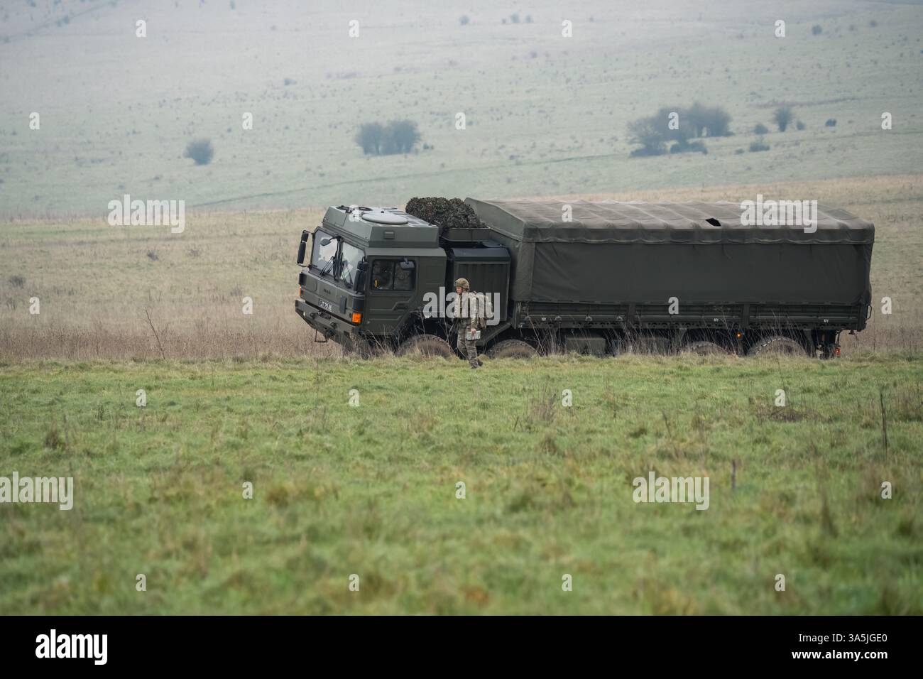 L'UOMO dell'esercito britannico SV HX 8x8 si muove lungo una pista di campagna Foto Stock