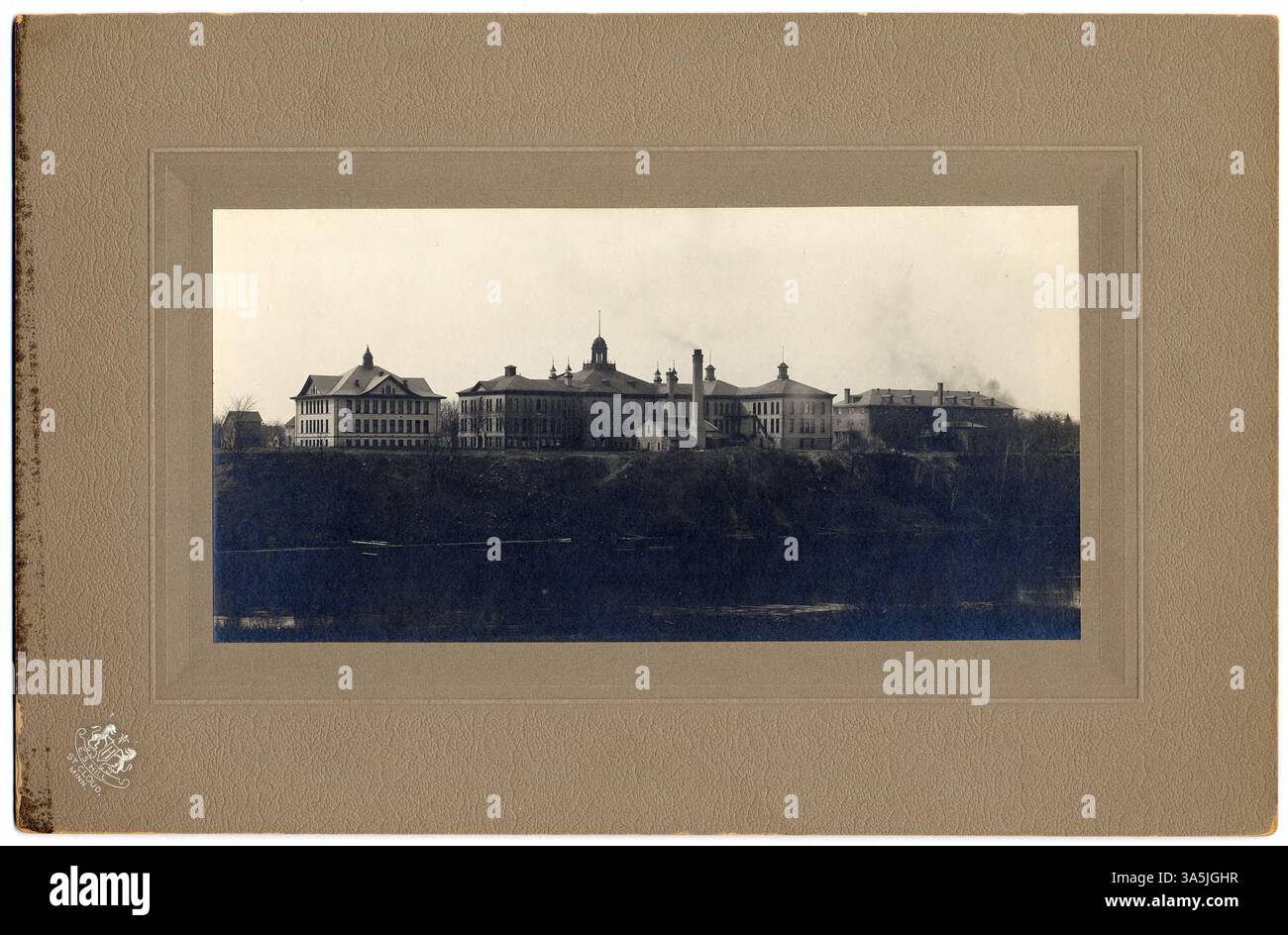 Vista della St. Cloud State University dall'altra parte del fiume Mississippi, con Lawrence Hall, Old Main Building e The Model School. L'immagine fornisce una prospettiva panoramica della posizione dell'università lungo il fiume. Foto Stock
