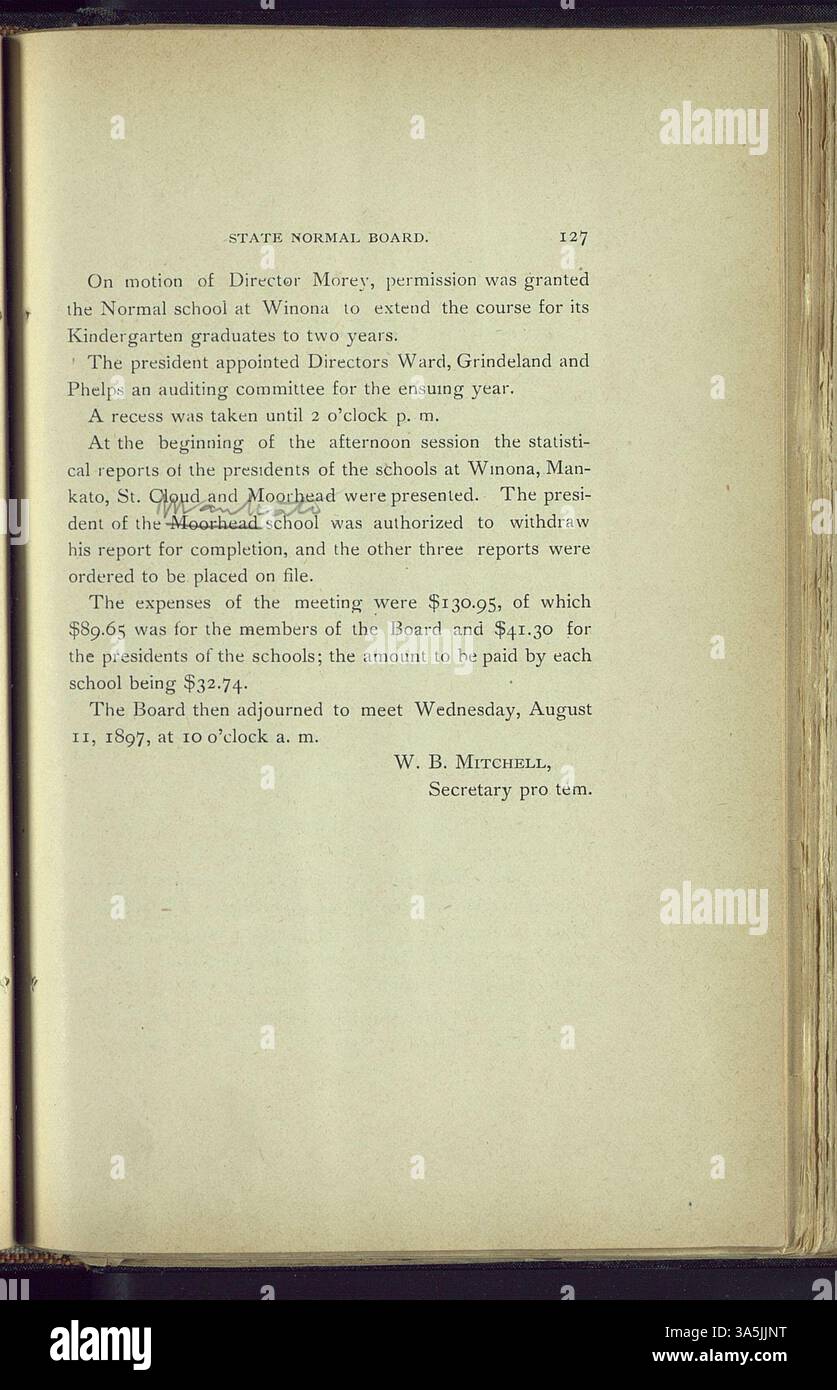 Questa pubblicazione esamina il periodo di espansione per le scuole normali del Minnesota, concentrandosi sulla crescita del campus, i cambiamenti nelle facoltà e l'adozione di nuove strategie educative. Il documento fornisce un resoconto dello sviluppo delle scuole nelle università statali. Foto Stock