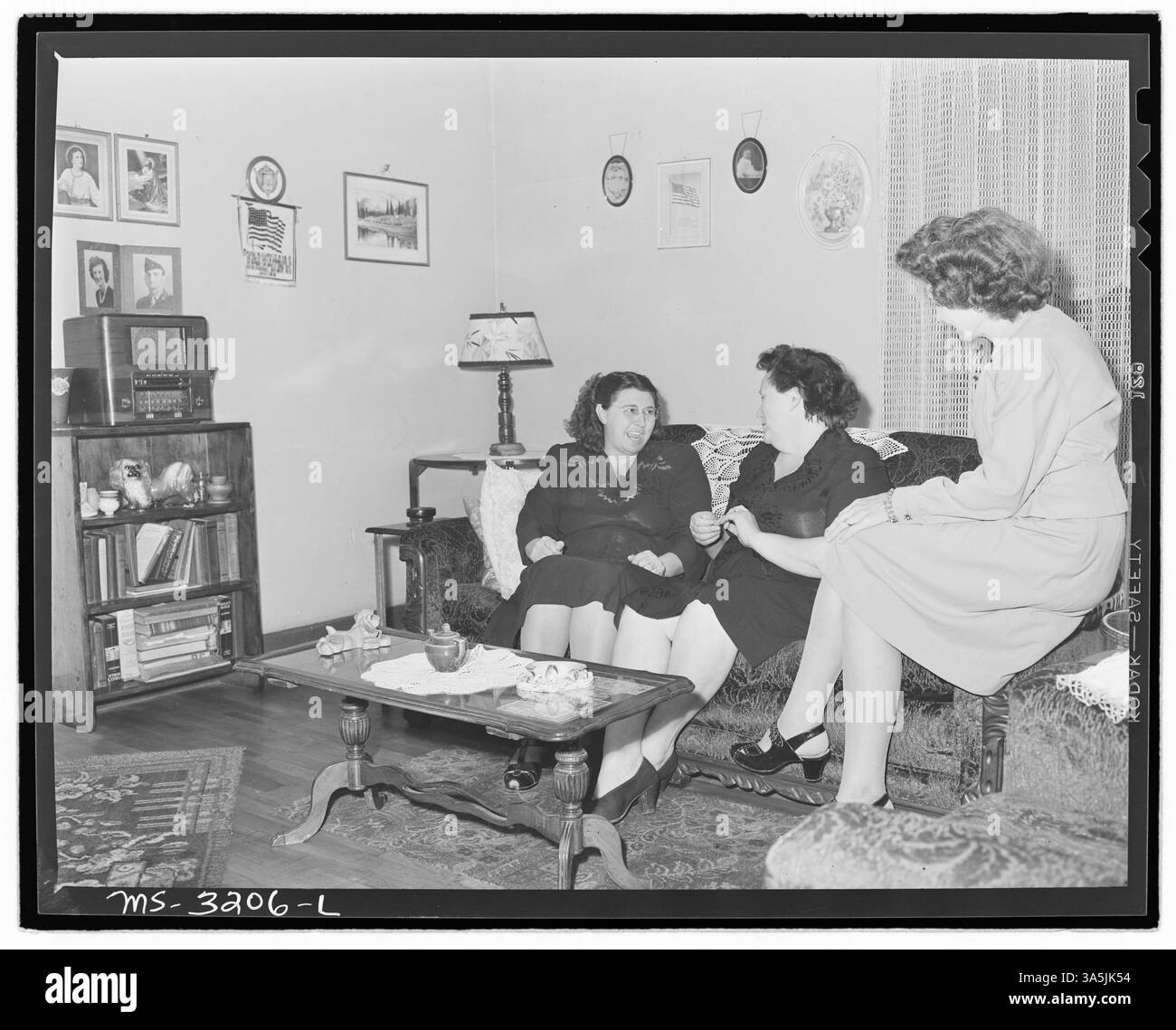La signora Harry Fain, moglie di un caricatore di carbone, visita la casa della signora C. Elkins a Wheelwright, Kentucky, in una comunità mineraria. Foto Stock