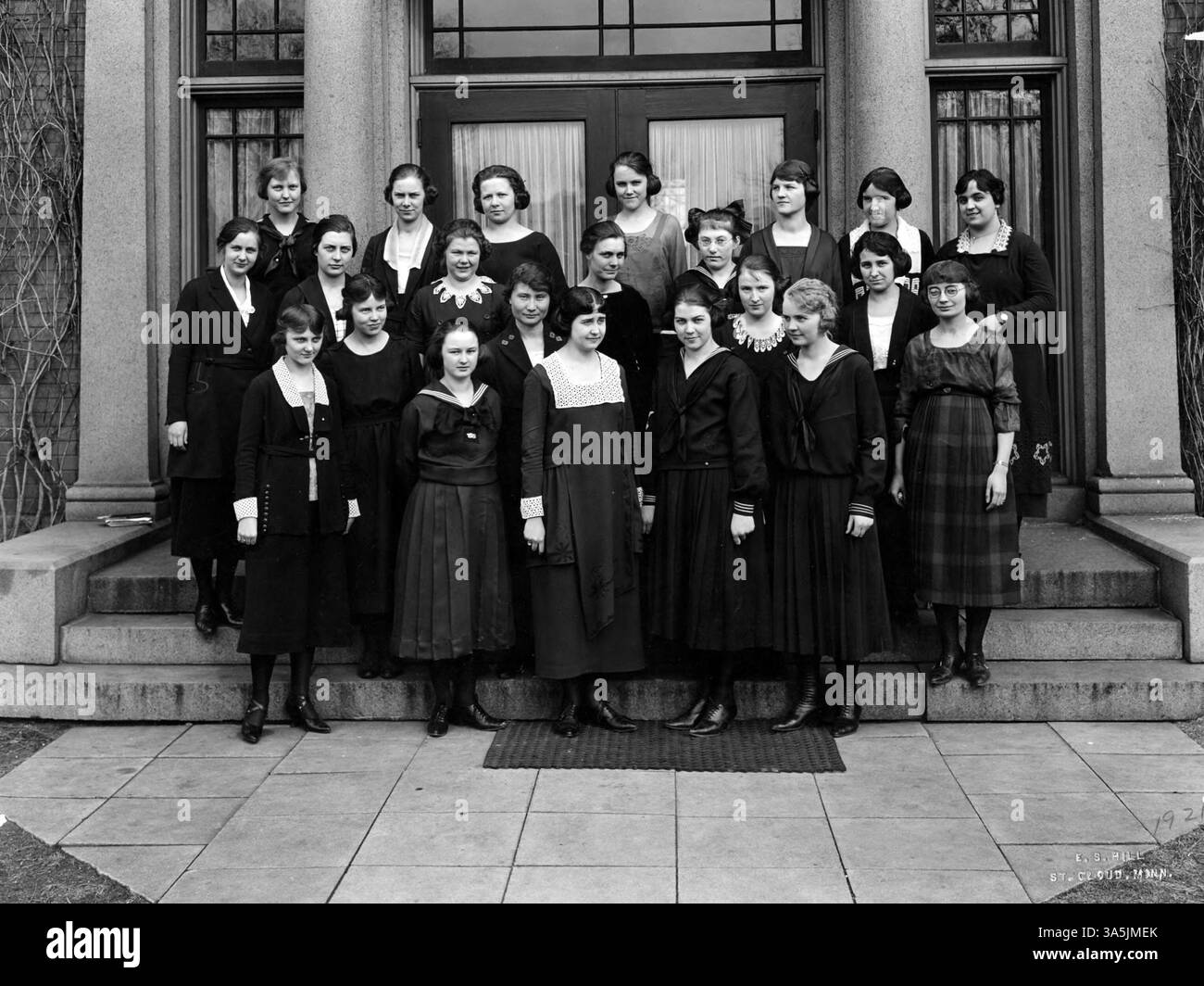 Ritratto di donne nella Athenaeum Literary Society presso la St. Cloud State University, in piedi all'ingresso di un edificio. L'Athenaeum era un importante gruppo letterario femminile focalizzato sullo sviluppo intellettuale e sociale. Foto Stock