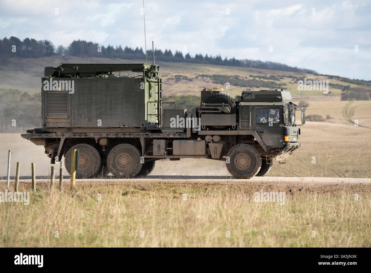 L'esercito britannico SV HX 60 6x6 18,330, camion piattaforma, caricato con un container specializzato, in azione durante un'esercitazione militare Foto Stock