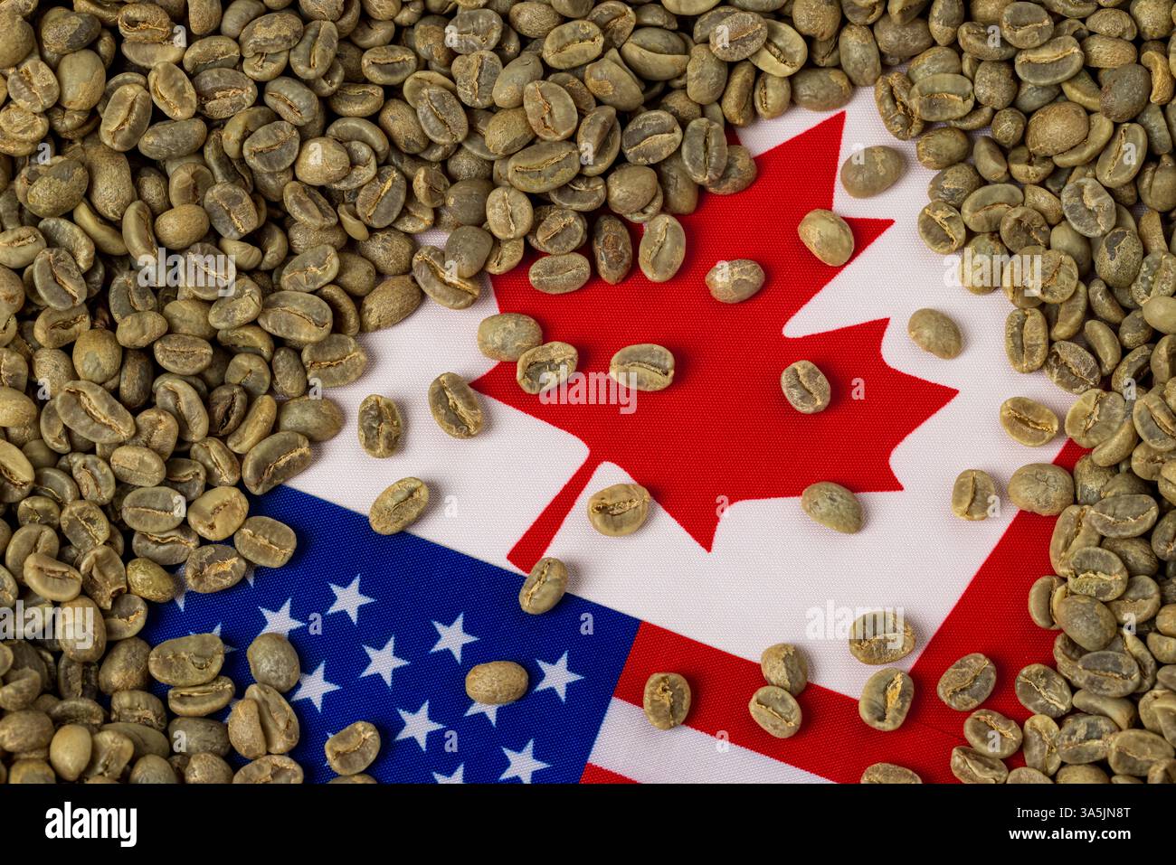 Chicchi di caffè verde con bandiera del Canada e degli Stati Uniti. Tariffe commerciali, industria del caffè e concetto di guerra commerciale. Foto Stock