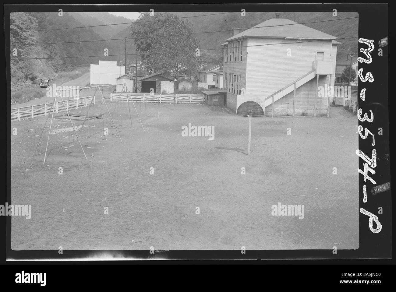 Una vista del parco giochi accanto alla Lorado Elementary School vicino alla miniera Lorado No. 2 della Lorado Coal Mining Company nella contea di Logan, West Virginia, che mostra le strutture della comunità per i bambini dei minatori. Foto Stock
