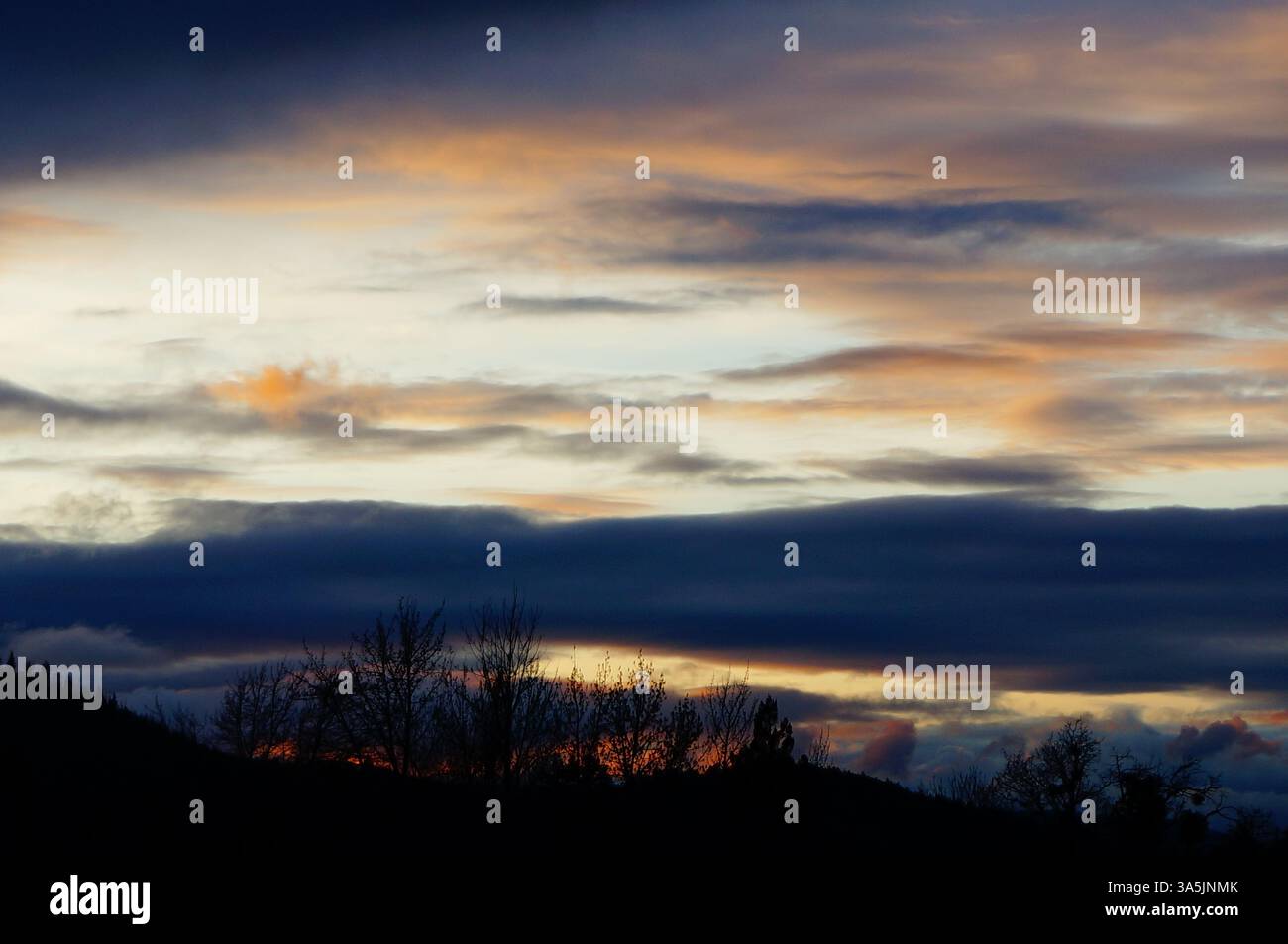Ho scattato questa bellissima foto di un tramonto con nuvole di arancio-peachy. E' stata scattata la sera all'inizio della primavera. Foto Stock