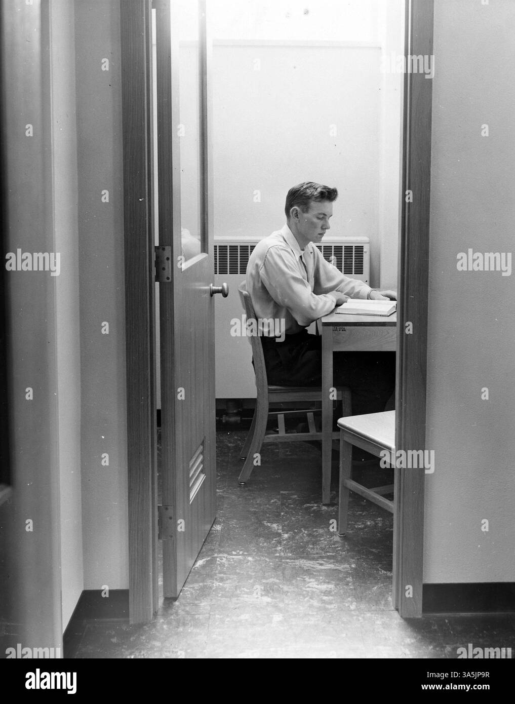 La Kiehle Library della St. Cloud State University offre agli studenti un ambiente di studio tranquillo. Originariamente costruito nel 1952, ora opera come Kiehle Visual Arts Center, fornendo uno spazio per il lavoro accademico e gli sforzi creativi. Foto Stock