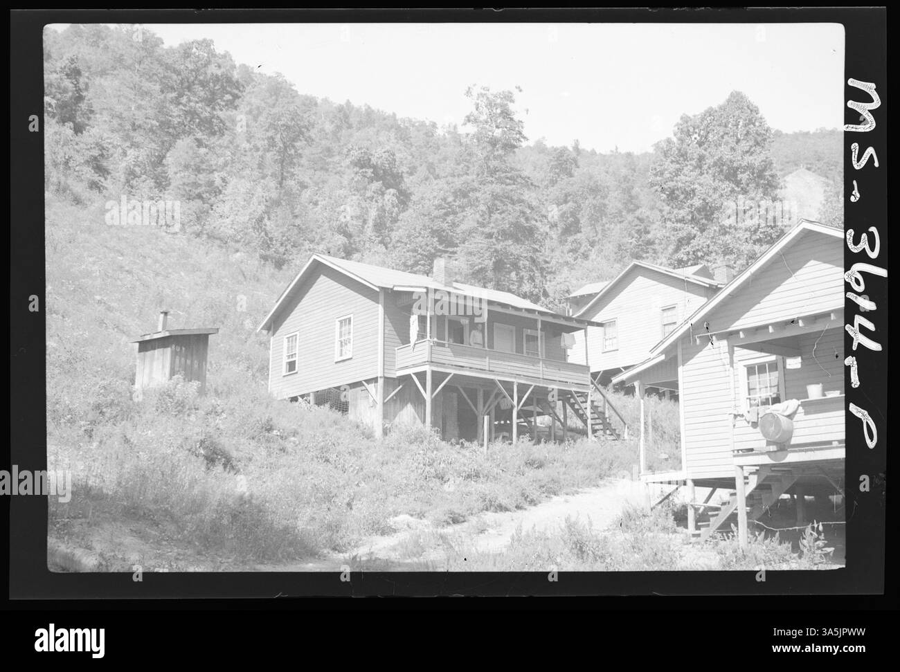 Una veduta della casa n. 3, parte del sondaggio sugli alloggi dei lavoratori vicino a Benedict e Vir Glow Mines a St. Charles, Lee County, Virginia. Questa casa fa parte del progetto immobiliare minerario della Benedict Coal Corporation. Foto Stock