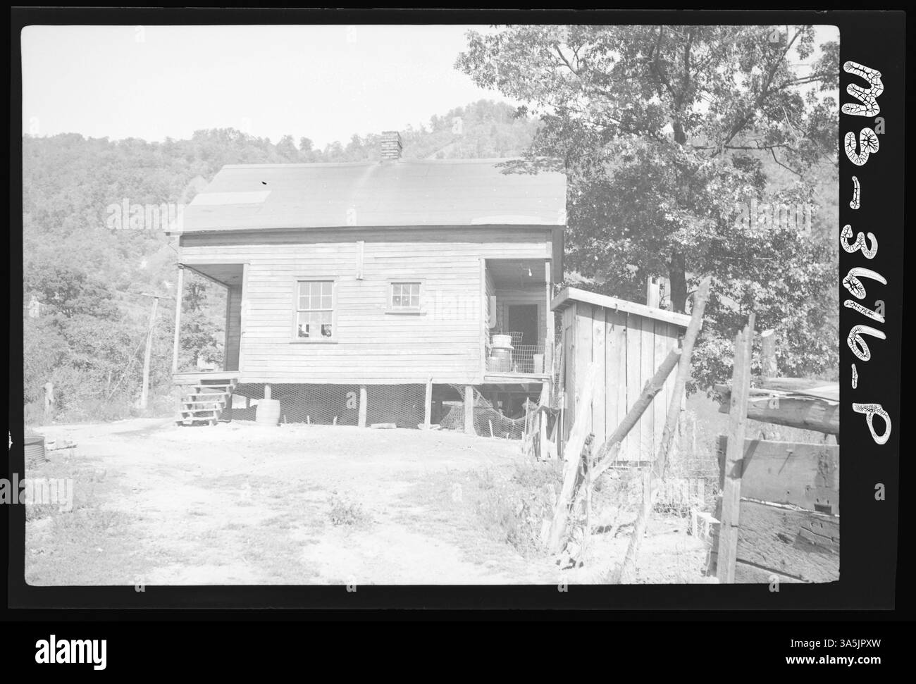 Una veduta della casa n. 5 presso le miniere di Benedict Coal Corp. A St. Charles, Virginia, che mostra una penna di maiale nelle vicinanze e polli allevati sotto la casa. Foto Stock