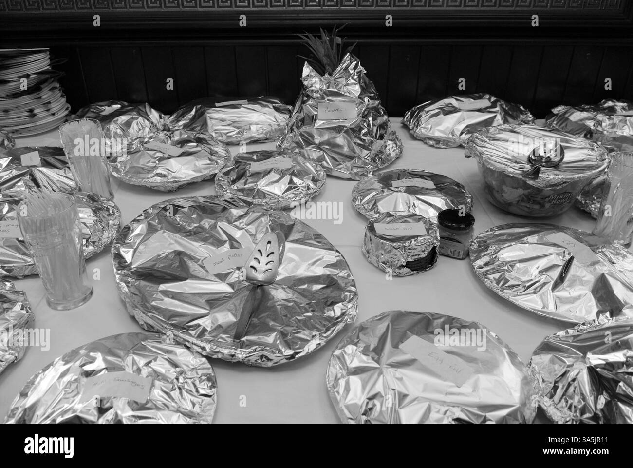 Pub grub cibo freddo da festa coperto di stagnola, norme igieniche di sicurezza per la salute. The Widows Son Inn, Bromley by Bow East London. Anni '2008 2000 Regno Unito Foto Stock