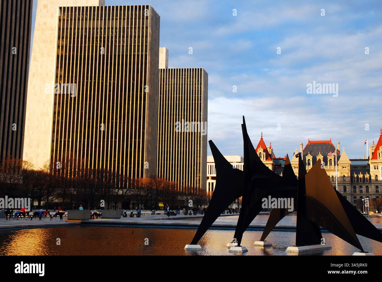 La scultura Triangles and Arches di Alexander Calder rende omaggio all'Empire State Plaza di Albany, New York Foto Stock
