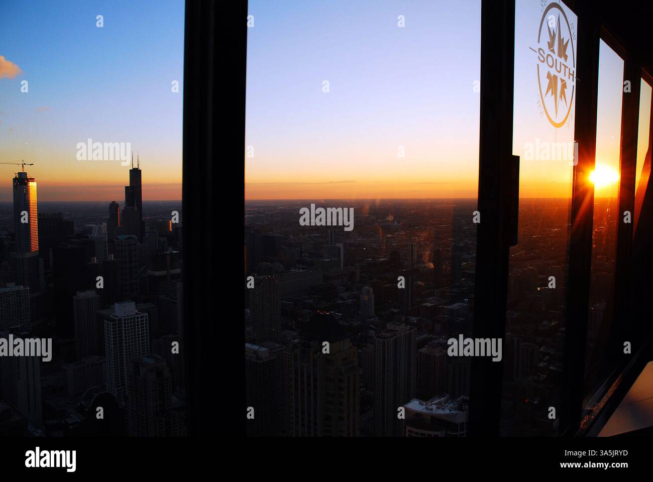 Il sole tramonta sullo skyline di Chicago, visto dal John Hancock Center Foto Stock
