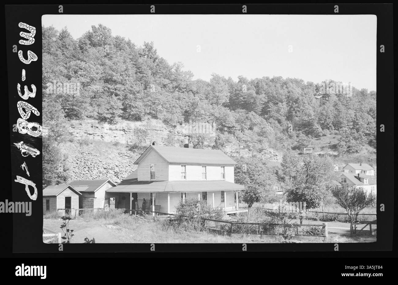 Vista della casa n. 6 presso la Raven Red Ash Coal Company, Tazewell County, Virginia. La casa è di proprietà del minatore e fa parte di un'indagine che documenta le condizioni di vita dei minatori di carbone. Questa residenza si trova vicino alla miniera in una comunità mineraria. Foto Stock