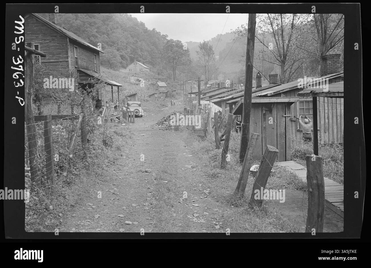I vicoli e il sistema di smaltimento dei rifiuti della miniera Ames #2B della Ames Mining Company a Thacker, Mingo County, West Virginia, evidenziando le pratiche di gestione dei rifiuti e le condizioni delle infrastrutture del sito minerario. Foto Stock