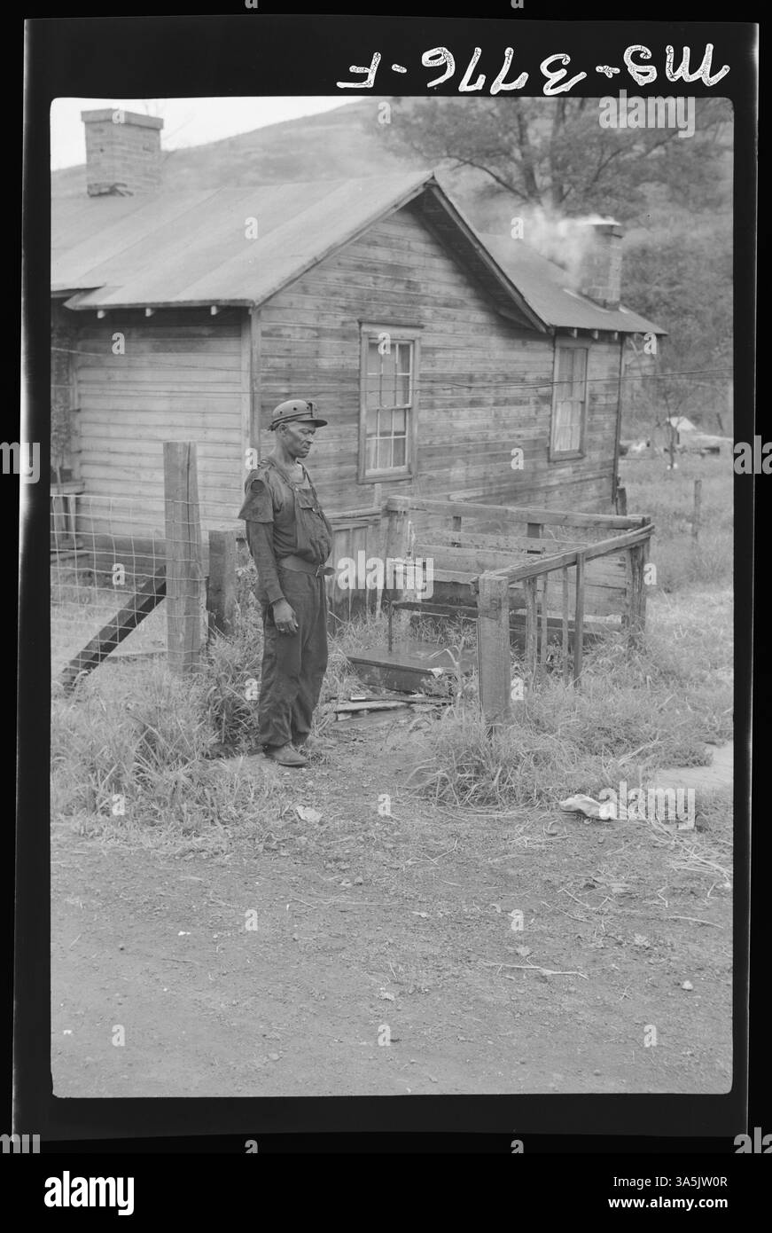 Un idrante che fornisce acqua a un gruppo di piccole case nel campo della Louise Coal Company di Osage, Monongalia County, West Virginia, per soddisfare le esigenze dei minatori locali e delle loro famiglie. Foto Stock