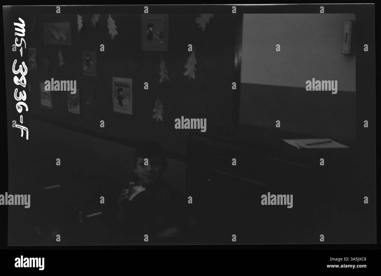 Un ragazzo che mangia il pranzo scolastico vicino alla miniera di carbonio #3 della Carbon Fuel Company nella contea di Kanawha, West Virginia, viene catturato in questa fotografia del 1946. Foto Stock