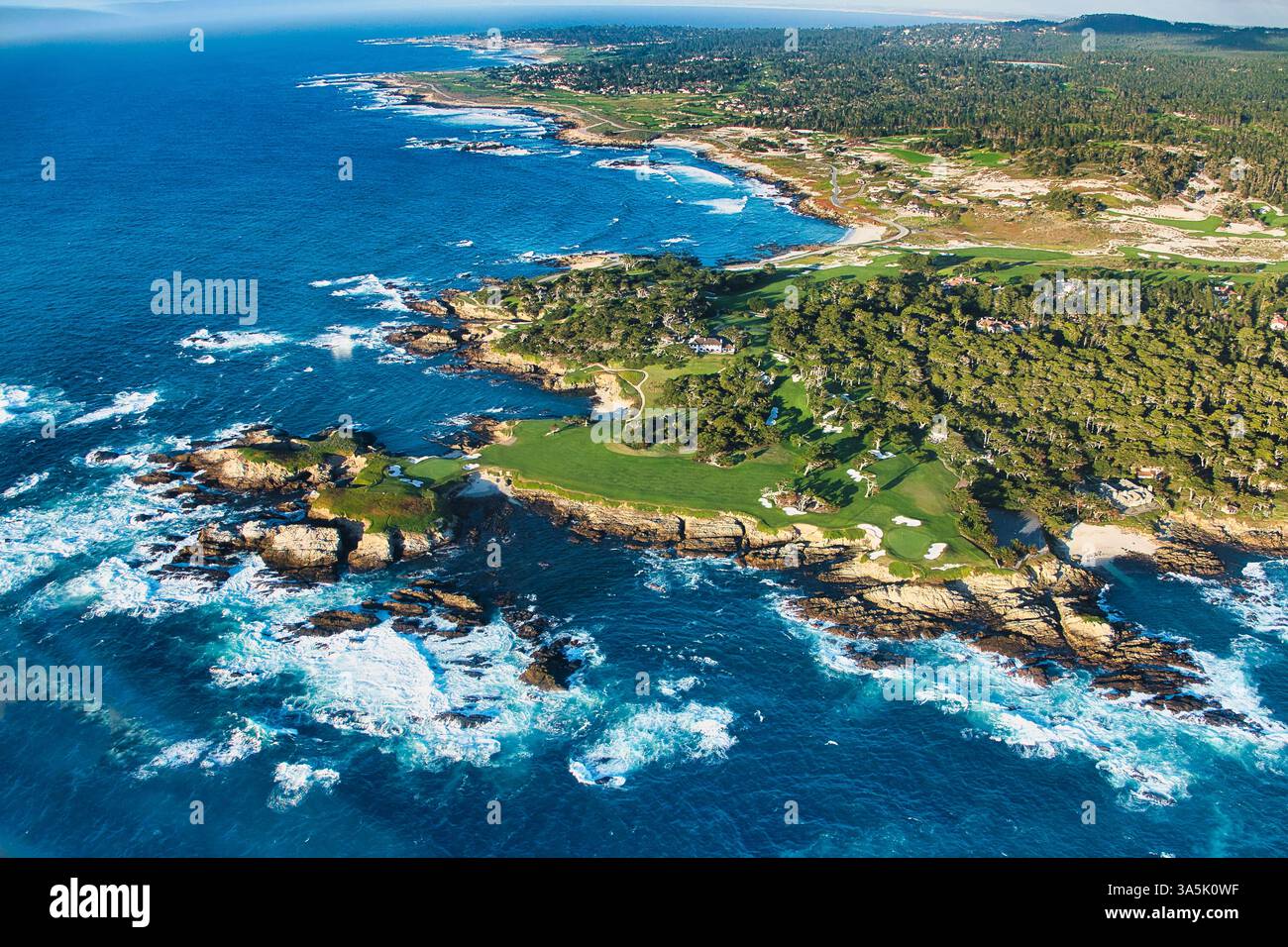 Cypress Point Golf Club, Pebble Beach, California, USA Vista aerea che mostra le famose 3 buche - dalla 15 alla 17a - e una veduta di altri campi costieri sull'aspra costa della penisola di Monterey - Monterey Peninsula Country Club e Spyglass Hill Foto Stock