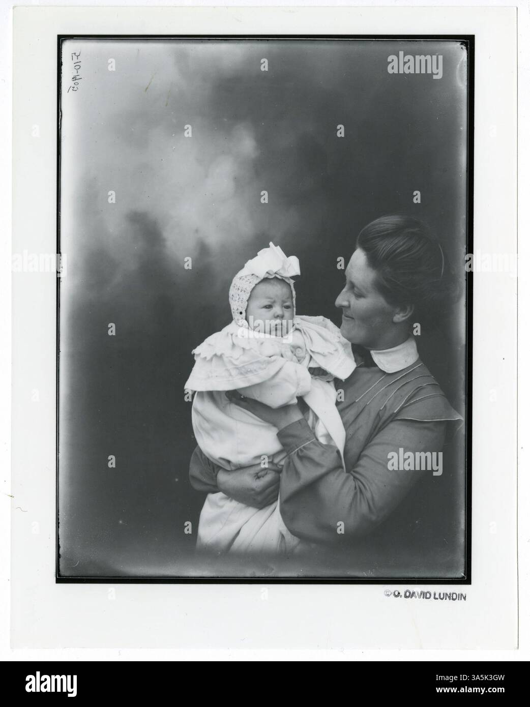Ritratto di Bertha Edholm Lund, moglie del reverendo Carl Albert Lund, che tiene un bambino a Stillwater, Minnesota. Foto Stock