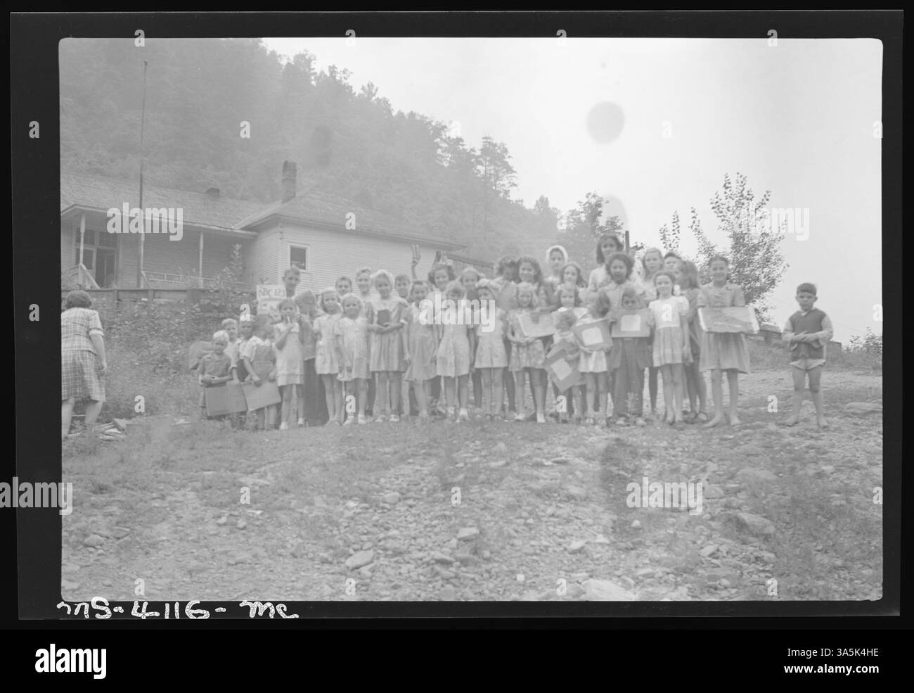 Questa fotografia mostra un programma scolastico biblico presso la miniera n. 7 di Island Creek Coal & Coke Company a Holden, West Virginia, condotto da studenti religiosi che studiano educazione religiosa. Foto Stock