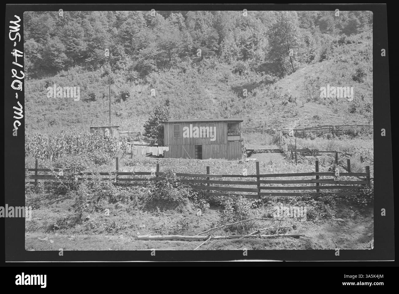 Una casa privata a Majestic, Pike County, Kentucky, ospita cinque adulti e tre bambini. La casa, situata vicino alla Majestic Collieries Company's Majestic Mine, dispone di una lavatrice e frigorifero sotto, oltre a una privata all'aperto. Foto Stock