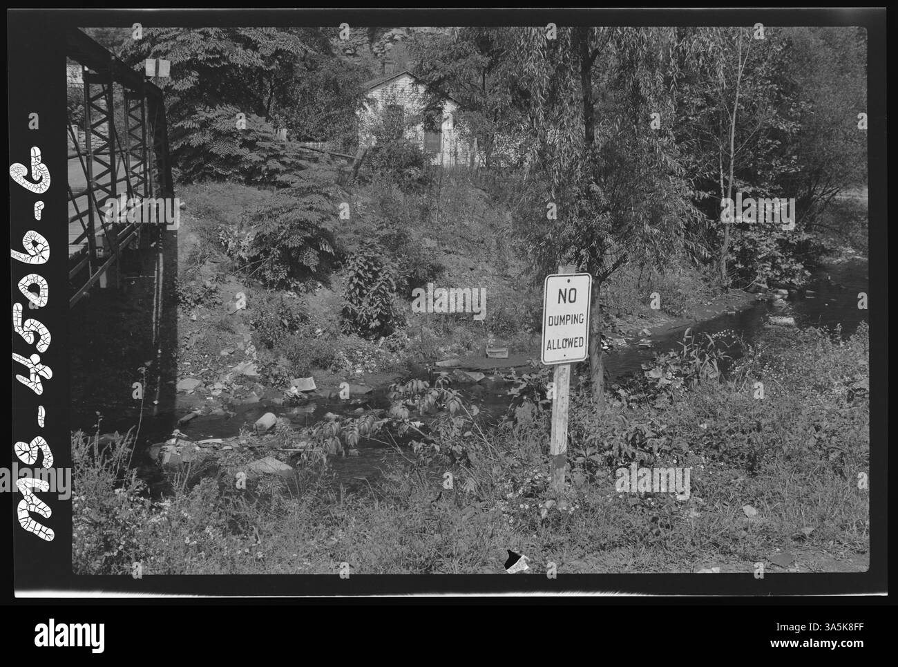 Una sezione del fiume Tug, tre miglia sotto Kimball, West Virginia, mostra l'inquinamento e lo scarico dei rifiuti, illustrando le preoccupazioni ambientali in prossimità delle operazioni minerarie. Foto Stock